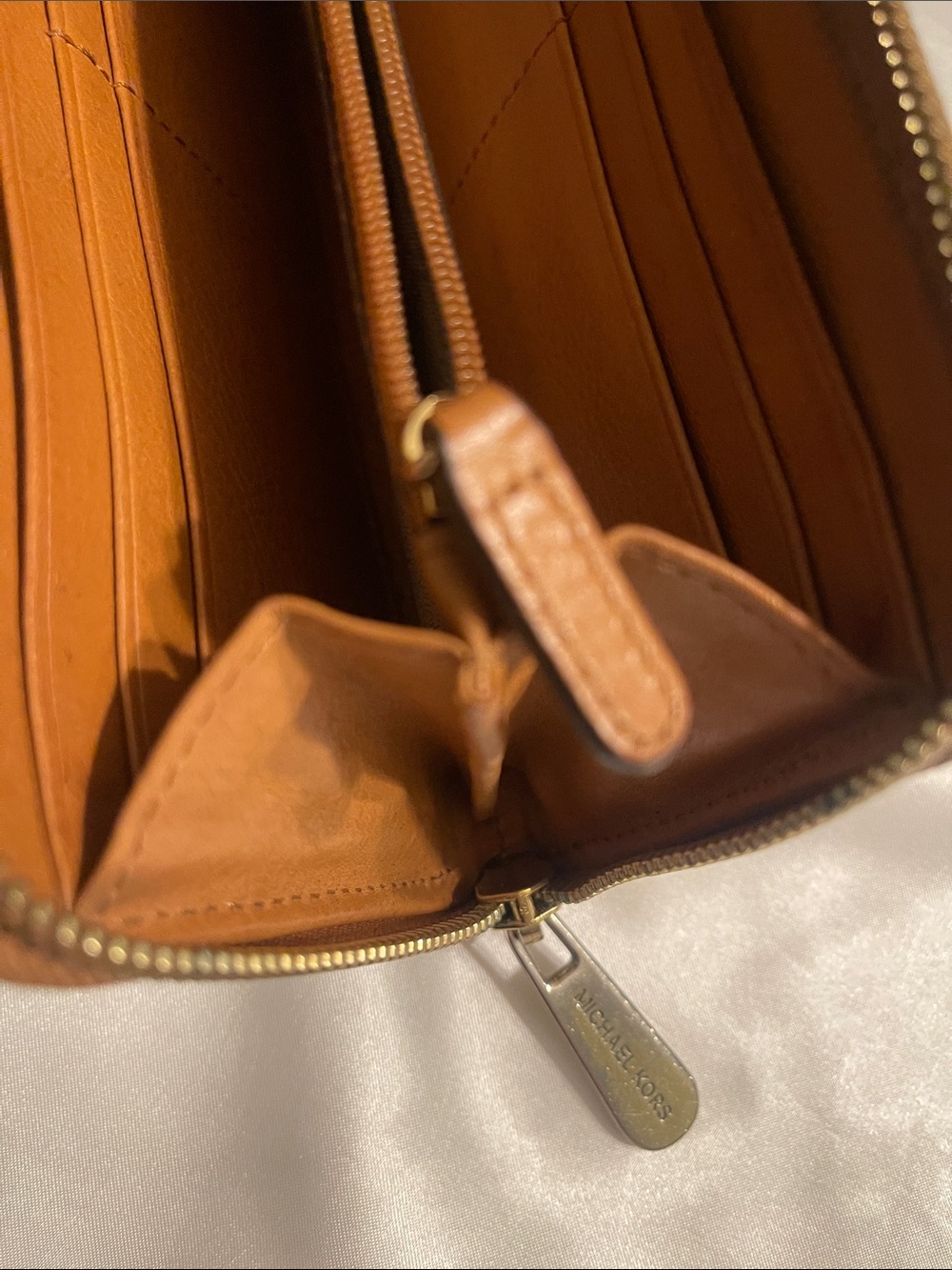 Michael Kors Tan Beige Signature Zip Wallet with Gold Plaque - Picture 3 of 9